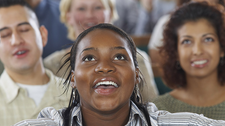 Multicultural-singing-in-worship-776x436