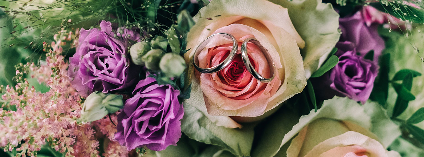 Bridal bouquet and wedding rings