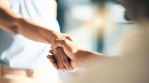 A close up on two people shaking hands